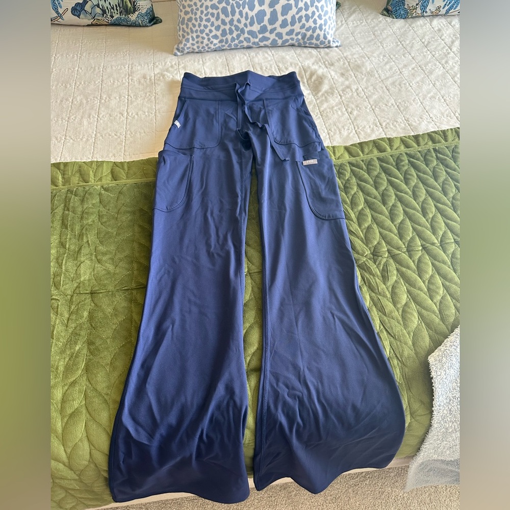 FIGs high waisted Seville flare scrub legging